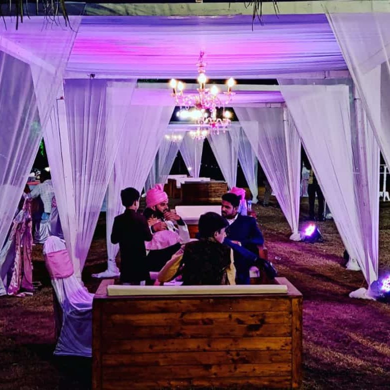 लॉनवरील कबाना, बैठक आणि झुंबरे