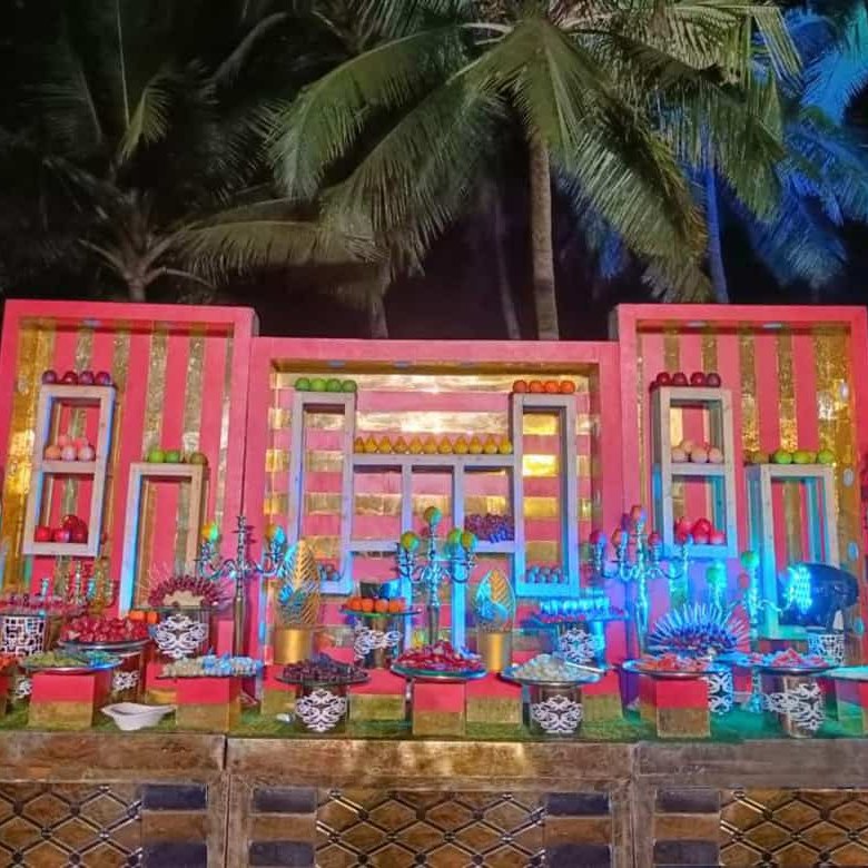 प्रकाशित डेझर्ट आणि सजावट काउंटर