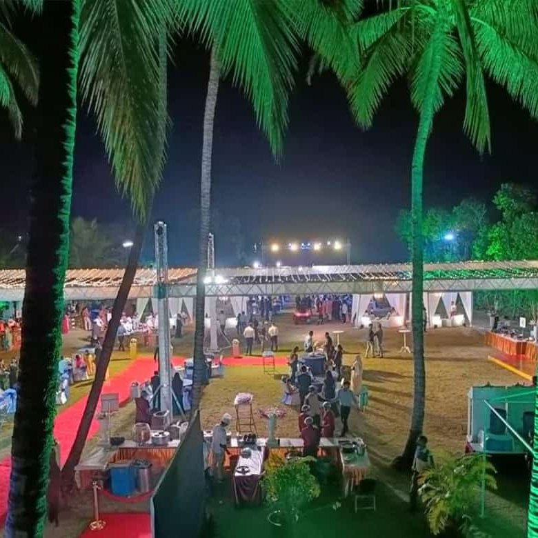 रात्री वरून दिसणारी मार्की आणि केटरिंग व्यवस्था