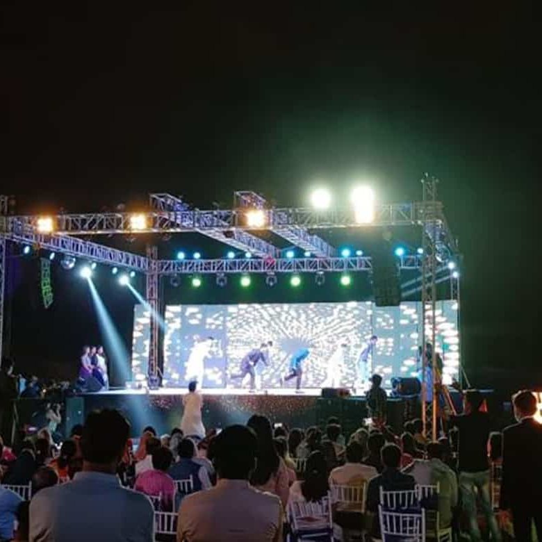 LED वॉलसह रंगमंचीय कार्यक्रम
